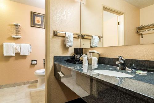 Ένα μπάνιο στο SureStay Hotel by Best Western Wenatchee