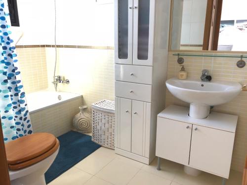 ein Badezimmer mit Waschbecken und Toilette in der Unterkunft Casa Serenity in Lajares
