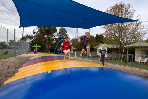 un grupo de niños jugando en un trampolín en BIG4 Mornington Peninsula Holiday Park en Frankston