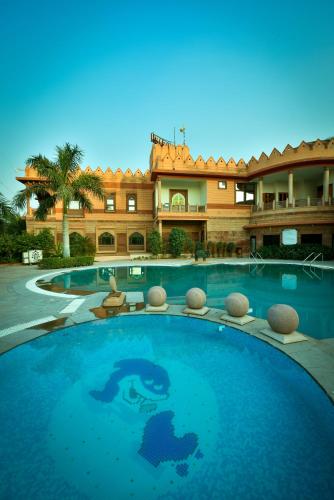 Bazén v ubytování Marugarh Resort and Spa nebo v jeho okolí