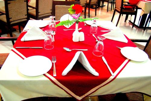 een rood-witte tafel met een rood-wit tafelkleed bij Ranbanka Heritage Resort 1 km from Bhilwara Railway Station in Bhīlwāra