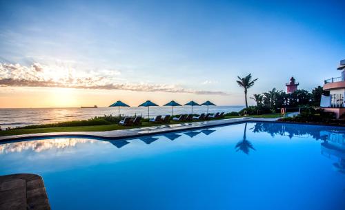 una piscina con vista sull'oceano di Beverly Hills a Durban