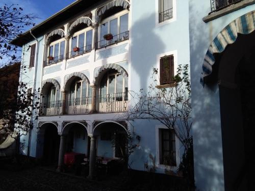- un bâtiment blanc avec des fenêtres et un balcon dans l'établissement CASA VACANZE "LA QUIETE", à Nonio
