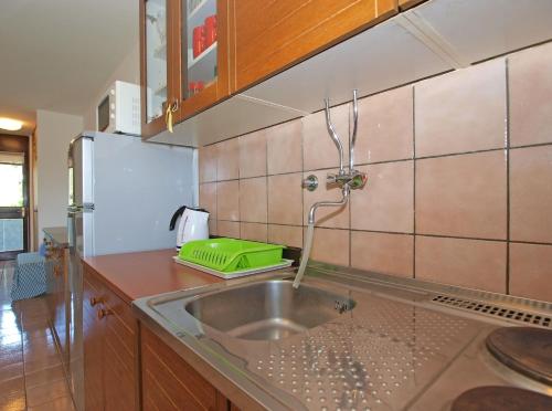 Kuchyňa alebo kuchynka v ubytovaní Apartment Stipe 1444