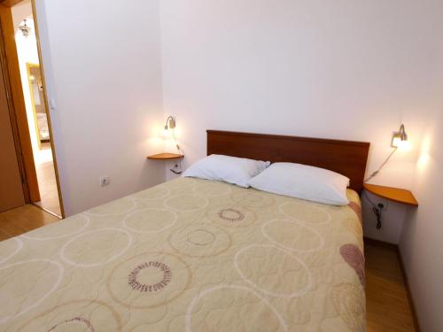 um quarto com uma cama grande e 2 almofadas em Apartments Ivan 1031 em Fažana