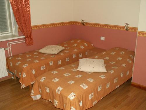 two beds in a small room withermottermott at Alexi Villa in Tallinn