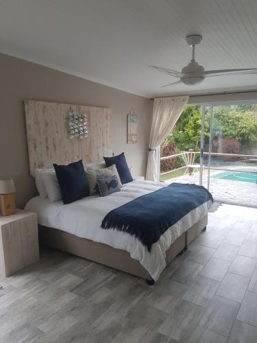 Un dormitorio con una cama grande con almohadas azules. en Log Inn, en East London