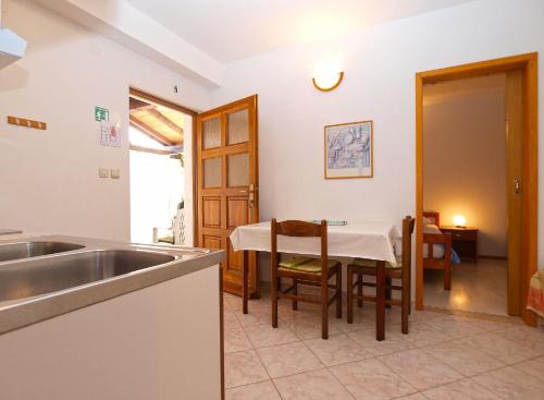 kuchnia ze zlewem i stołem w obiekcie Apartment Elda 1455 w Fažanie