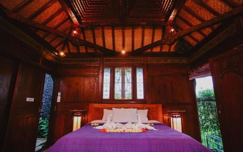 En eller flere senger på et rom på Rumah Capung Ubud Full Villa