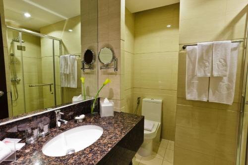 Bathroom sa Ramada by Wyndham Manila Central