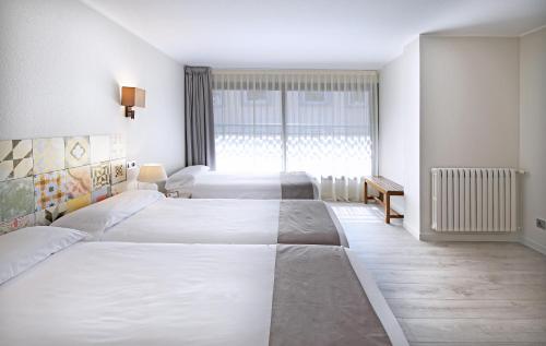  Tudel -  Room  picture :   Bath    Telephone    Hairdryer                   