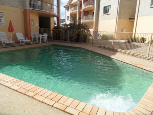 uma grande piscina em frente a um edifício em Sylvan Beach Resort em Bellara