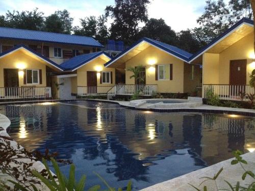 Πισίνα στο ή κοντά στο Blue Lagoon Inn & Suites