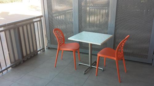 stół i 2 krzesła na balkonie w obiekcie Onslow Apartments w Onslow