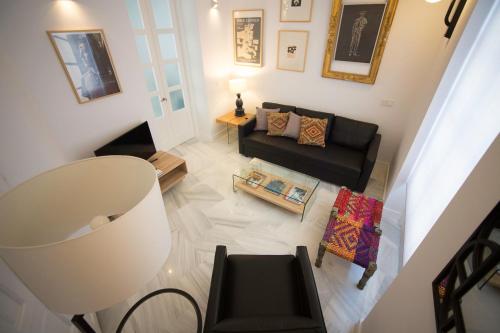 カディスにあるElegant Cádizのソファ付きのリビングルームのオーバーヘッドビュー