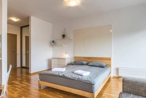 Tempat tidur dalam kamar di Riga Apartment in the Heart of City