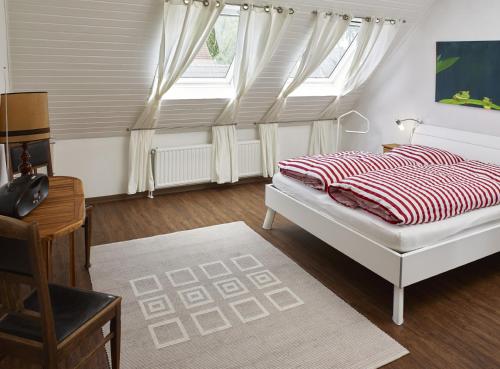 ein Schlafzimmer mit einem Bett und einem großen Fenster in der Unterkunft fewo-wachtendonk in Wachtendonk