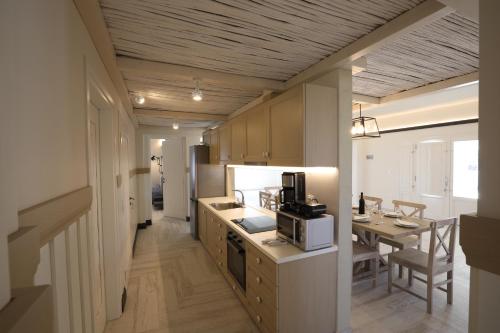 A kitchen or kitchenette at Eos Villa