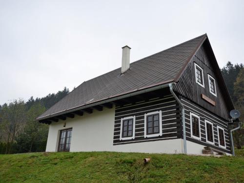 ein schwarzes und weißes Haus auf einem Hügel in der Unterkunft Luxury Chalet in Stupna near Ski area in Stupná