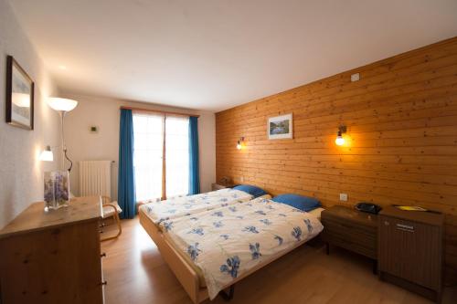 Postel nebo postele na pokoji v ubytování Hôtel des Haudères