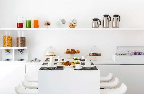 een witte keuken met een aanrecht met eten erop bij Dilman Luxury Stay in Bari