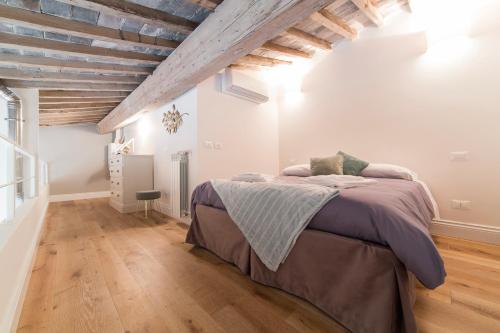 フィレンツェにあるSanta Croce apartmentのベッドルーム1室(屋根裏部屋に大型ベッド1台付)