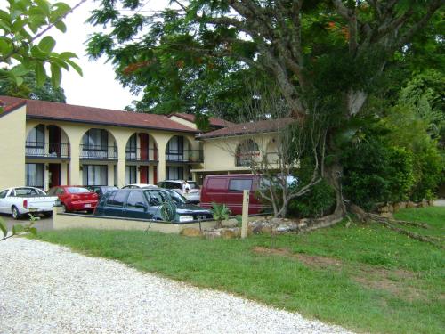 a building with cars parked in front of it at Gallery Motel in Murwillumbah