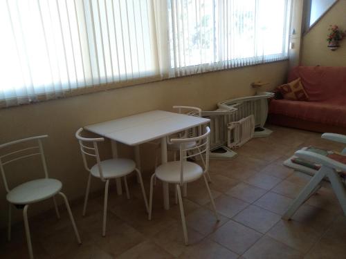 ロス・ニエトスにあるEl Palmeralのソファ付きの客室で、テーブルと椅子が備わります。