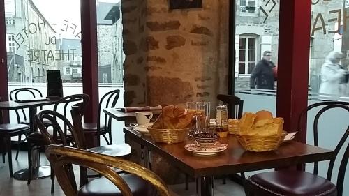Foto dalla galleria di Cafe Hotel du Theatre a Dinan