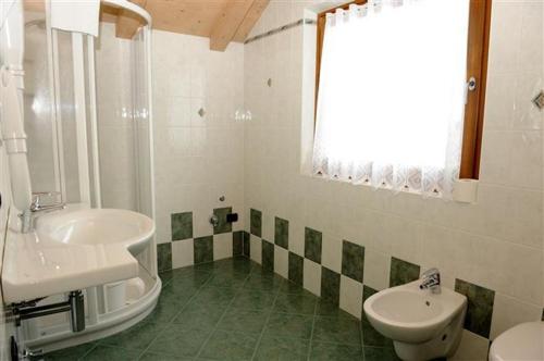a bathroom with a sink and a toilet at Baita Fetaplana in Livigno