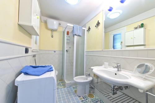 コンカ・デイ・マリーニにあるCasa La Concaの白いバスルーム(洗面台、トイレ付)