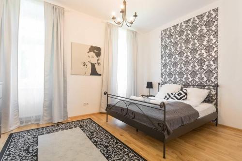 1 dormitorio con 1 cama y pared en blanco y negro en Spacious Vienna Central Station Residence, en Viena