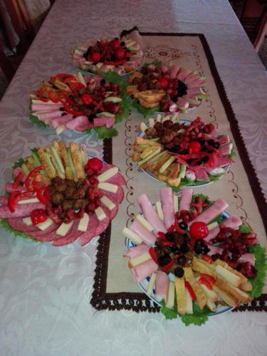 Pension Ioana Lavita في فادو ايزاي: طاولة عليها العديد من أطباق الطعام