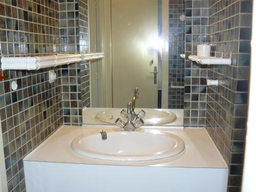 un bagno con lavandino e specchio di BRITANNIA - Studio tout équipé, Vue mer - U95 a Carnac