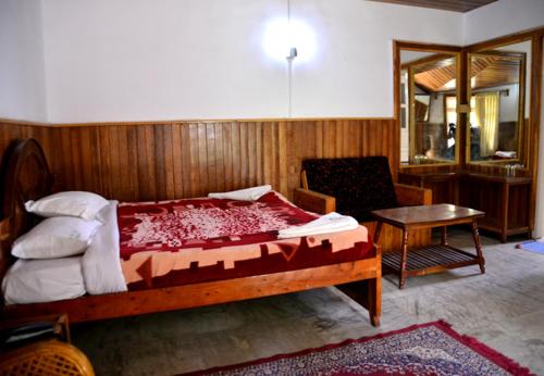 Un pat sau paturi într-o cameră la Lilly's Valley Resort