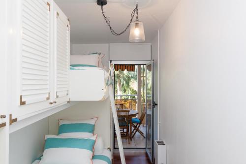 Habitación con 2 literas y escalera. en Appartement Cannes vue mer, en Cannes