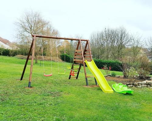 - une aire de jeux avec 2 balançoires et un toboggan dans l'établissement Le Four à Pains, à Dole