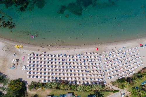 una vista aerea di un grande edificio su una spiaggia di MClub Lipari a Sciacca