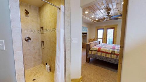 Et badeværelse på The Cedars Country Cottage, Solitude, Amazing Night Skies!!