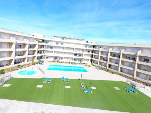 Apartamento em Quinta da Barracuda veya yakınında bir havuz manzarası