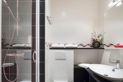 Kupatilo u objektu Logis Maison Vauban - Hotel St Malo