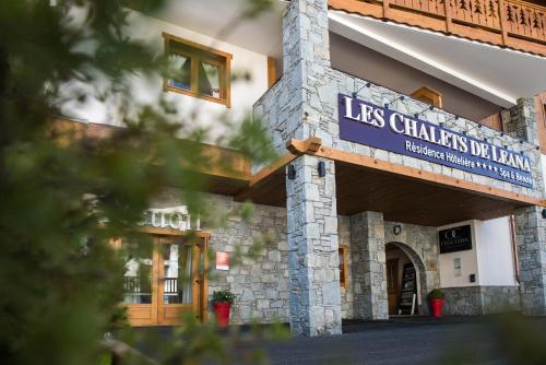 un panneau à l'avant d'un bâtiment dans l'établissement CGH Résidence Boutique Les Chalets de Léana, aux Carroz d'Arâches