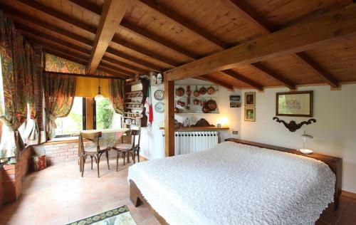 ヴェローナにあるB&B La Piccionaiaのベッドルーム(白いベッド1台、テーブル、椅子付)