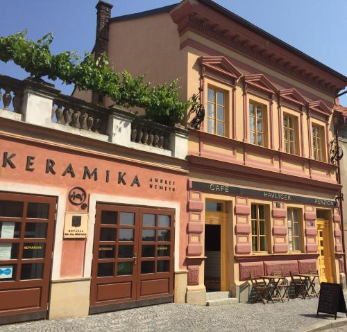 Café Havlíček Penzion في كوتنا هورا: مبنى قديم في مدينة klezmerka