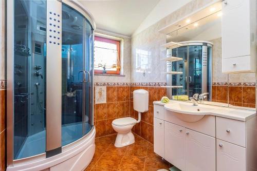 a bathroom with a shower and a toilet and a sink at Villa Ninetta in Vodnjan