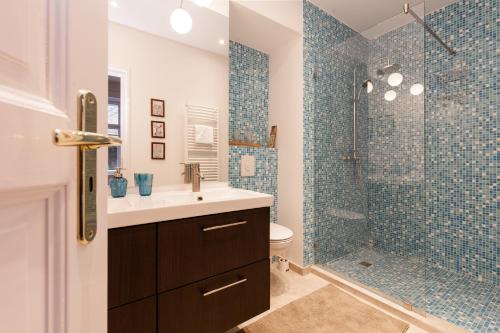 ブダペストにあるAnnie's 3 bed and 3 bathroom apartmentのシャワー、洗面台、トイレ付きのバスルーム