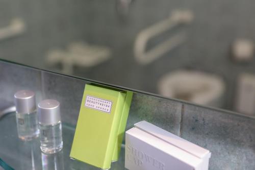 a glass counter with two glasses and a box at Villa Cagnola in Varese