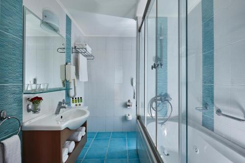Ванная комната в Panormo Beach Hotel