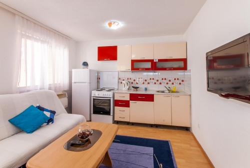 cocina con sofá y mesa en una habitación en Apartments Kira, en Sarajevo