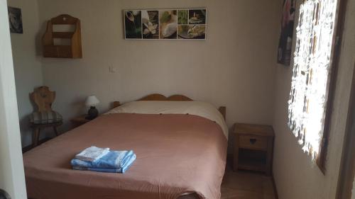 - une petite chambre avec un lit et 2 serviettes dans l'établissement Gîte Ti-Case, à Bussac-Forêt